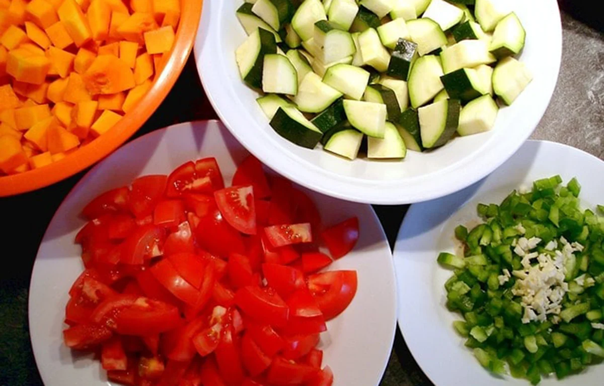 salad, tomatoes, zucchini